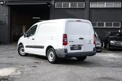 Citroën Berlingo 1.6 BlueHDi Feel 2018 - 13400 EUR, 210000 km - AUTO.MOTO.pt - 210000km - foto 6 de 17