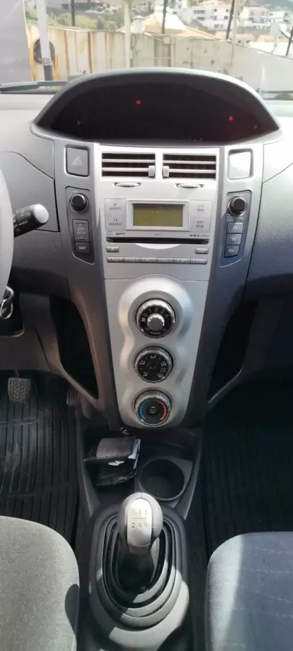 Toyota Yaris 2017 - 6950 EUR, 221000 km - AUTO.MOTO.pt - 221000km - foto 9 de 13