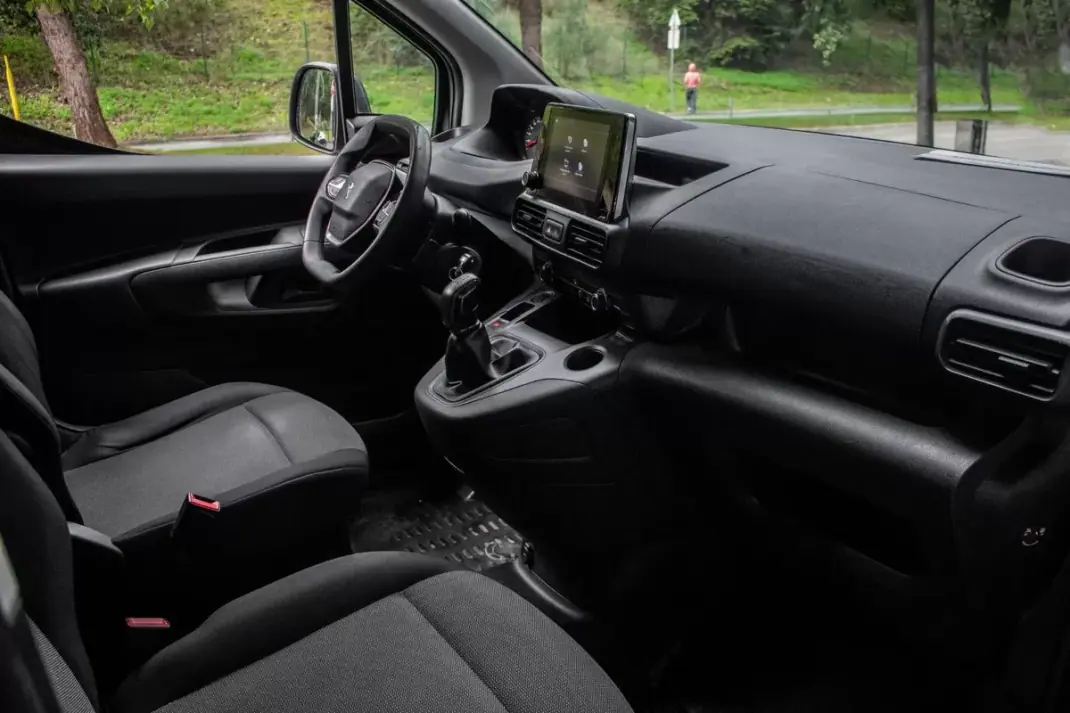 Peugeot Partner BlueHDi 100 L2 Cabine Dupla 2021 - 12990 EUR, 103902 km - AUTO.MOTO.pt - 103902km - foto 22 de 28