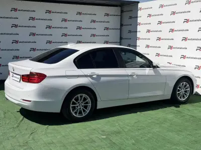 BMW 318 2013 - 13500 EUR, 239000 km - AUTO.MOTO.pt - 239000km - foto 7 de 22