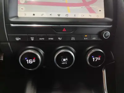 Jaguar E-Pace 2018 - 22500 EUR, 66000 km - AUTO.MOTO.pt - 66000km - foto 32 de 39