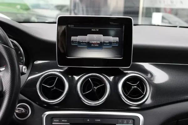 Mercedes-Benz CLA 180 2016 - 15990 EUR, 215975 km - AUTO.MOTO.pt - 215975km - foto 16 de 18