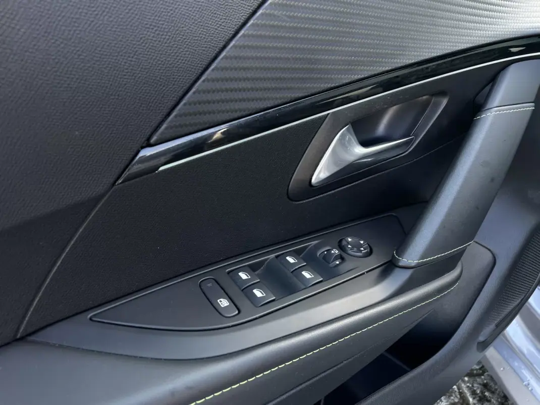 Peugeot e-208 2022 - 18650 EUR, 38776 km - AUTO.MOTO.pt - 38776km - foto 24 de 47