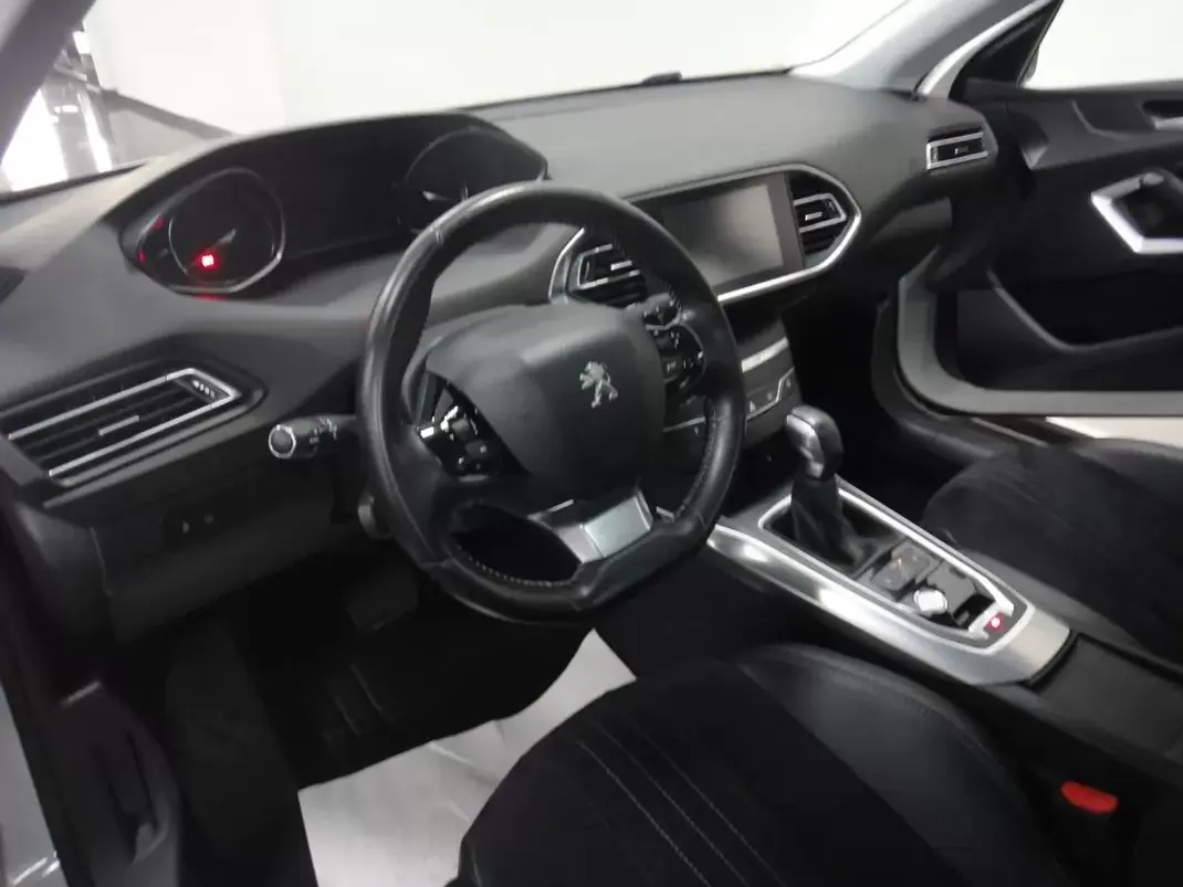 Peugeot 308 2016 - 10500 EUR, 136000 km - AUTO.MOTO.pt - 136000km - foto 11 de 26