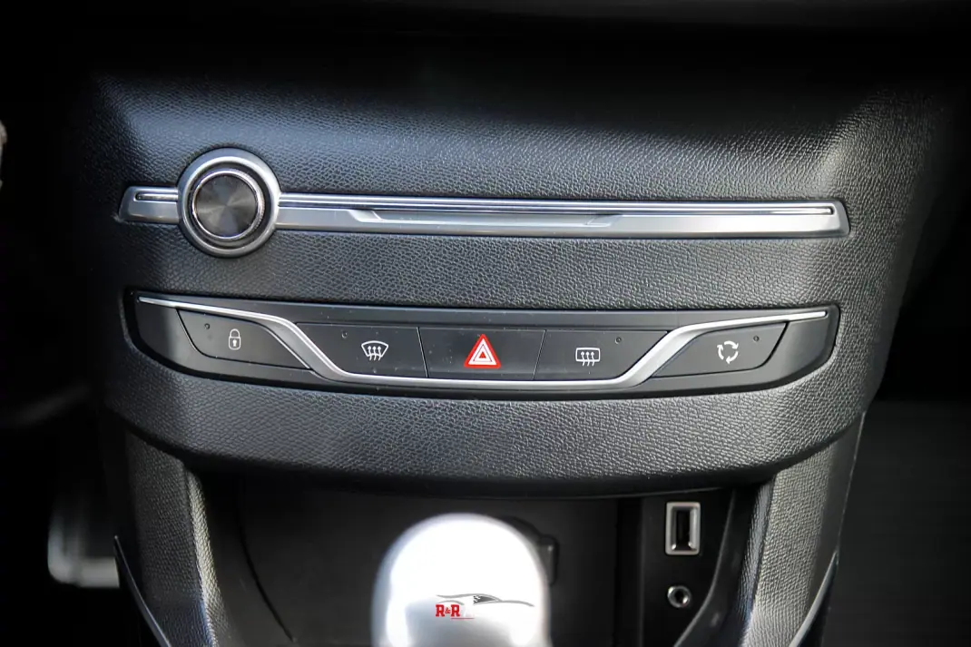Peugeot 308 SW 2016 - 11800 EUR, 201000 km - AUTO.MOTO.pt - 201000km - foto 32 de 36
