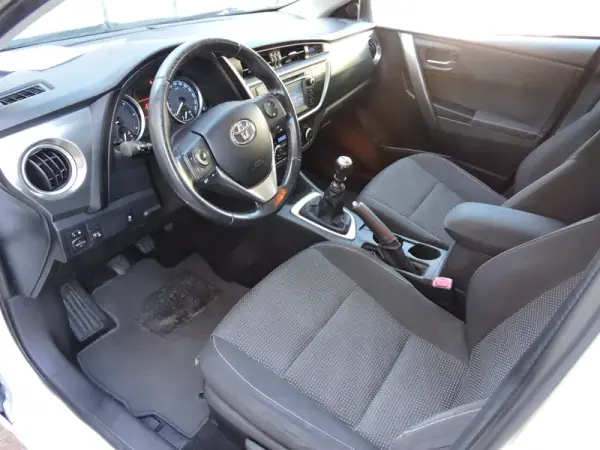 Toyota Auris 2015 - 12750 EUR, 141331 km - AUTO.MOTO.pt - 141331km - foto 7 de 15