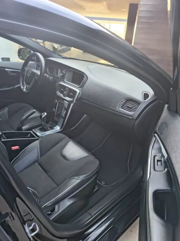 Volvo V40 2015 - 13900 EUR, 181000 km - AUTO.MOTO.pt - 181000km - foto 23 de 28