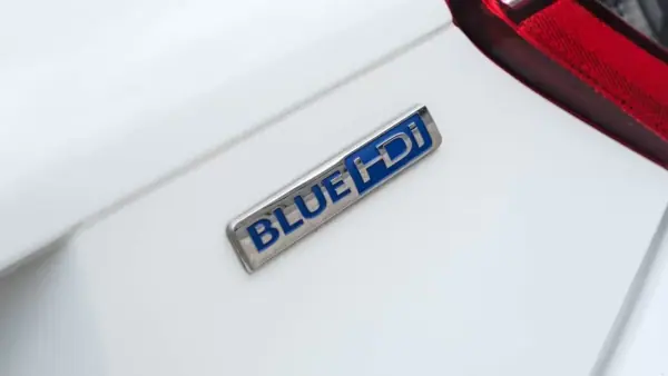 Peugeot 208 2015 - 9500 EUR, 210000 km - AUTO.MOTO.pt - 210000km - foto 24 de 25
