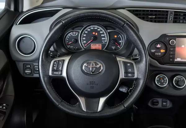 Toyota Yaris 2016 - 10900 EUR, 102281 km - AUTO.MOTO.pt - 102281km - foto 7 de 18