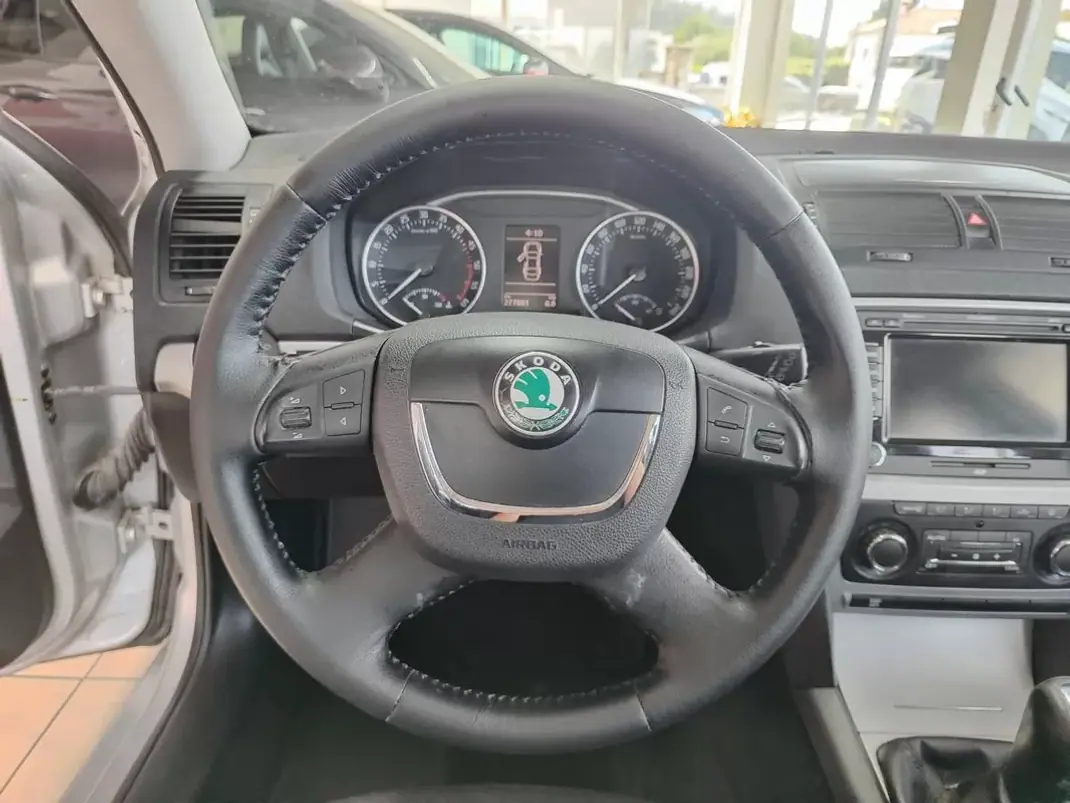 Skoda Octavia Break 2009 - 5750 EUR, 277000 km - AUTO.MOTO.pt - 277000km - foto 26 de 36