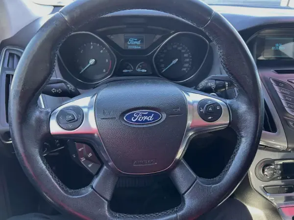 Ford Focus SW 2013 - 9000 EUR, 221936 km - AUTO.MOTO.pt - 221936km - foto 10 de 13
