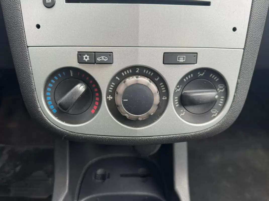 Opel Corsa 2010 - 3900 EUR, 271376 km - AUTO.MOTO.pt - 271376km - foto 6 de 10