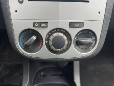 Opel Corsa 2010 - 3900 EUR, 271376 km - AUTO.MOTO.pt - 271376km - foto 6 de 10