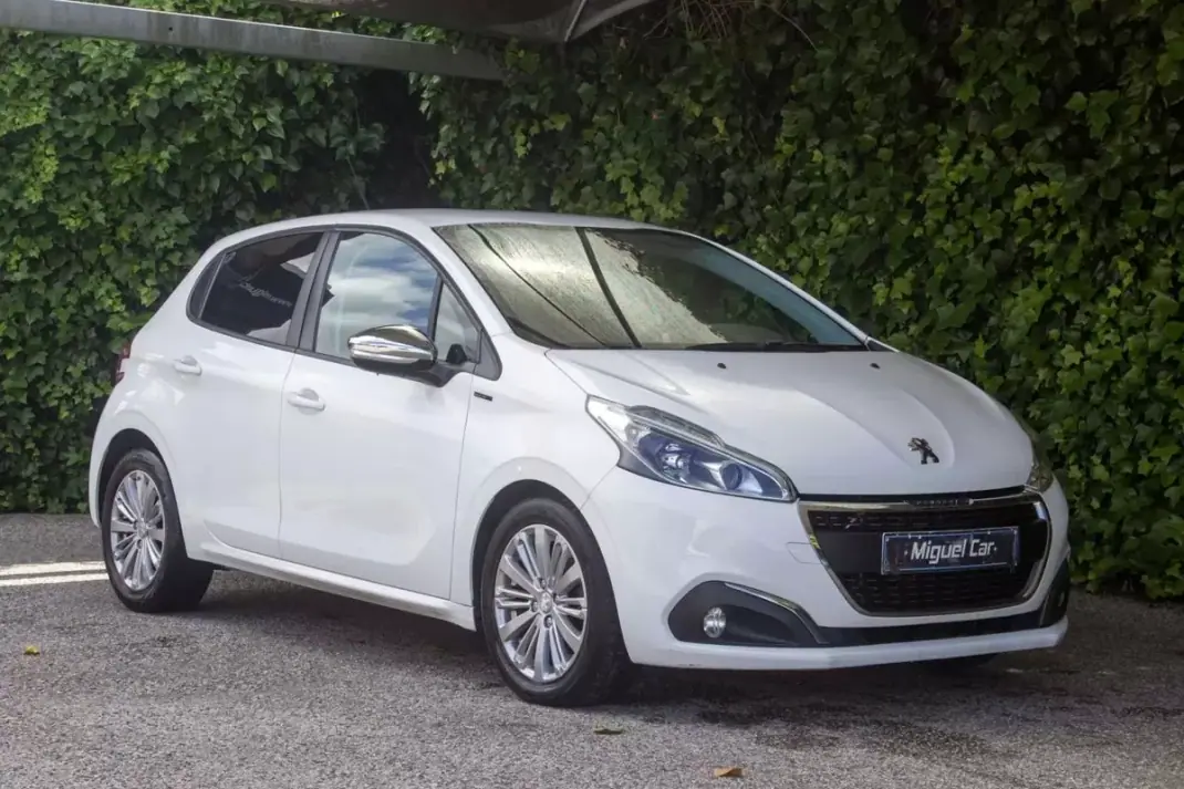 Peugeot 208 2019 - 11900 EUR, 130000 km - AUTO.MOTO.pt - 130000km - foto 1 de 16