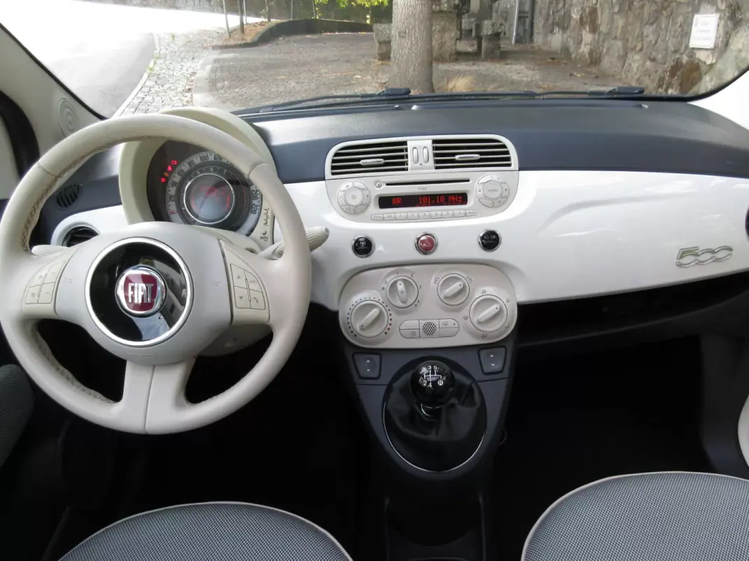 Fiat 500 2010 - 6990 EUR, 185000 km - AUTO.MOTO.pt - 185000km - foto 33 de 37