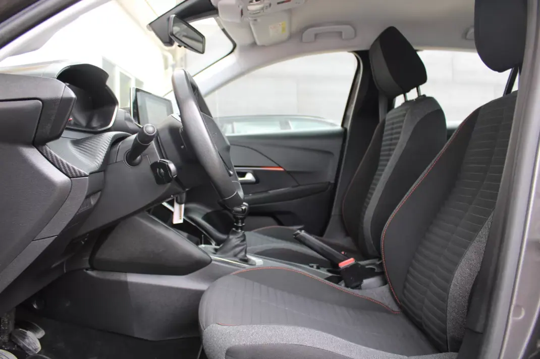 Peugeot 208 2021 - 13490 EUR, 118000 km - AUTO.MOTO.pt - 118000km - foto 13 de 25