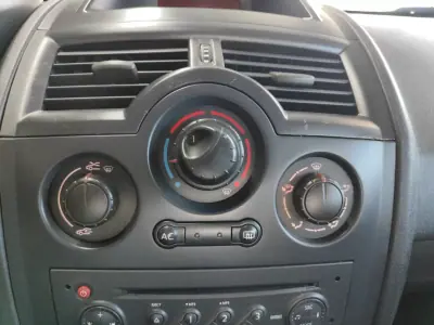 Renault Mégane 2005 - 2950 EUR, 278000 km - AUTO.MOTO.pt - 278000km - foto 26 de 32