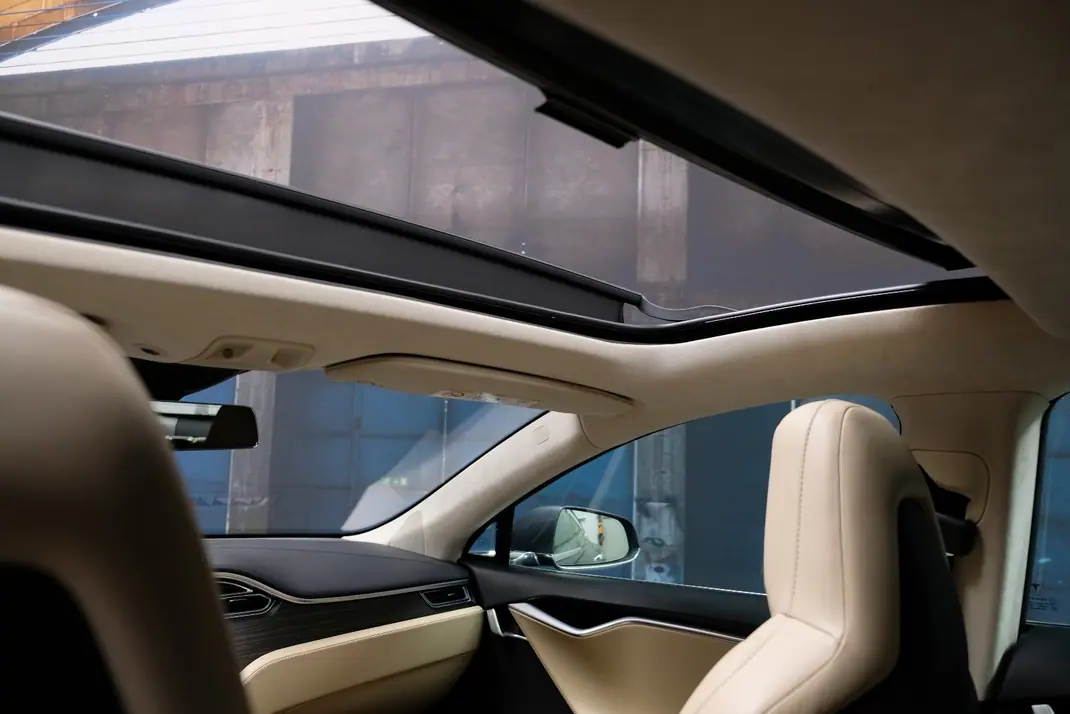 Tesla Model S 2015 - 27900 EUR, 126000 km - AUTO.MOTO.pt - 126000km - foto 5 de 10