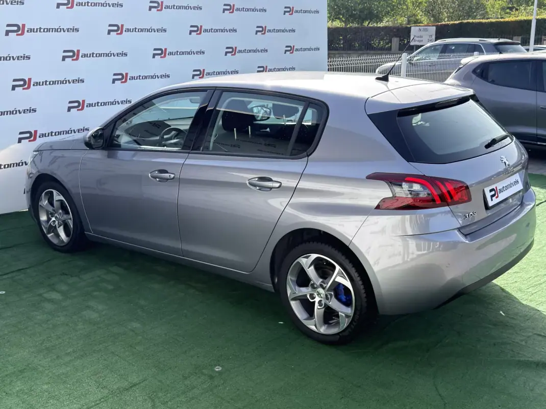 Peugeot 308 2020 - 12990 EUR, 128157 km - AUTO.MOTO.pt - 128157km - foto 11 de 13