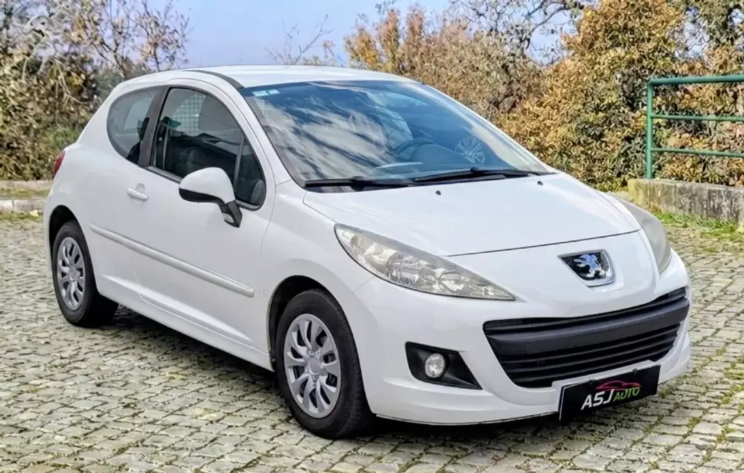 Peugeot 207 2011 - 4250 EUR, 196414 km - AUTO.MOTO.pt - 196414km - foto 4 de 16