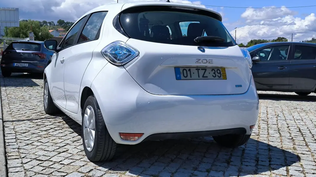 Renault Zoe 2017 - 8950 EUR, 117586 km - AUTO.MOTO.pt - 117586km - foto 6 de 8