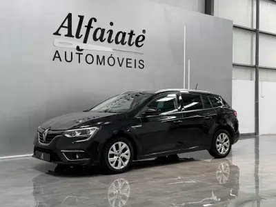 Renault Mégane Sport Tourer 2020 - 15990 EUR, 80000 km - AUTO.MOTO.pt - 80000km - foto 2 de 26