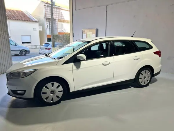 Ford Focus 2018 - 9900 EUR, 71250 km - AUTO.MOTO.pt - 71250km - foto 2 de 27