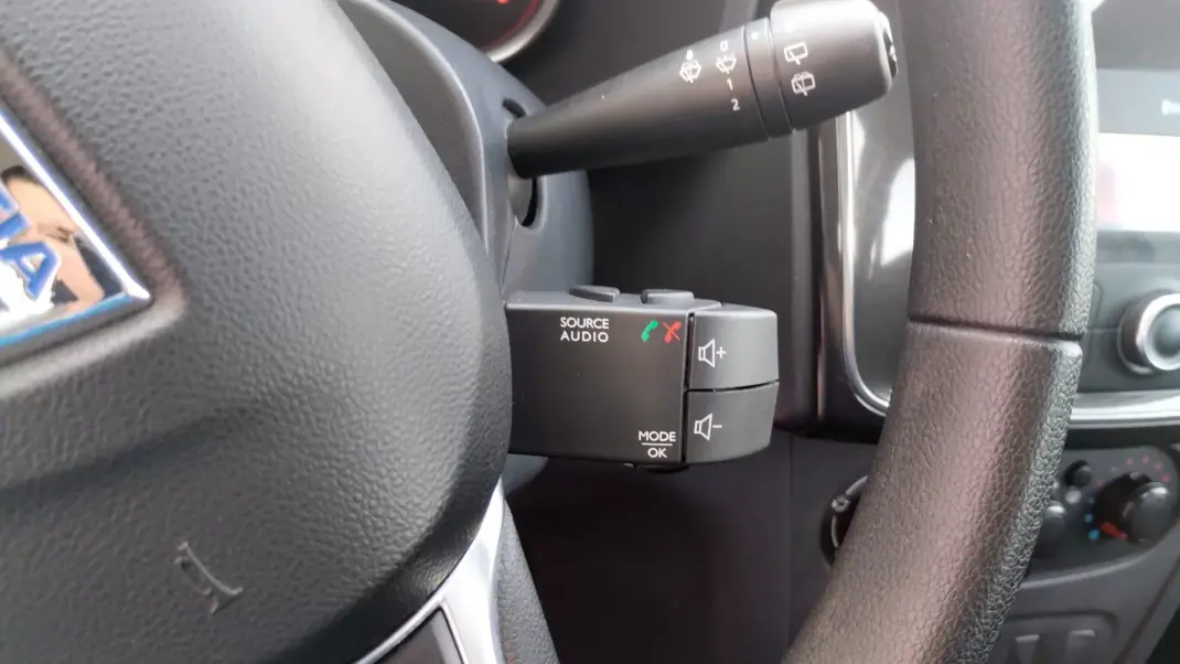 Dacia Sandero 2019 - 8950 EUR, 124000 km - AUTO.MOTO.pt - 124000km - foto 28 de 34