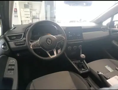 Renault Clio 2024 - 16500 EUR, 129500 km - AUTO.MOTO.pt - 129500km - foto 9 de 13