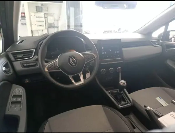 Renault Clio 2024 - 16500 EUR, 129500 km - AUTO.MOTO.pt - 129500km - foto 9 de 13