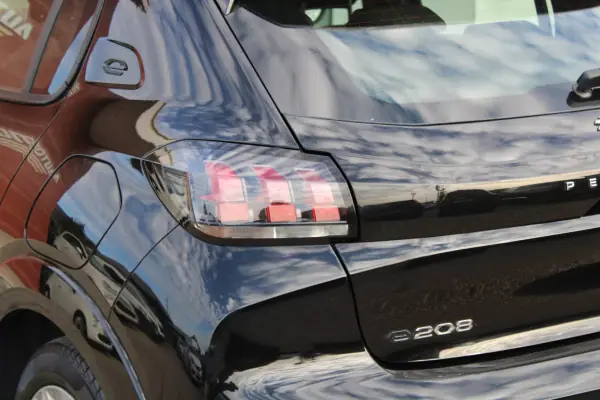 Peugeot e-208 2020 - 13990 EUR, 144000 km - AUTO.MOTO.pt - 144000km - foto 13 de 30