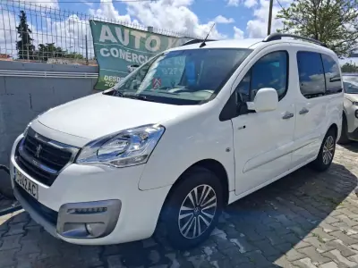 Peugeot Partner 2017 - 10800 EUR, 105000 km - AUTO.MOTO.pt - 105000km - foto 5 de 14