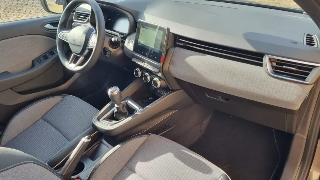 Renault Clio 2024 - 22250 EUR, 820 km - AUTO.MOTO.pt - 820km - foto 12 de 28