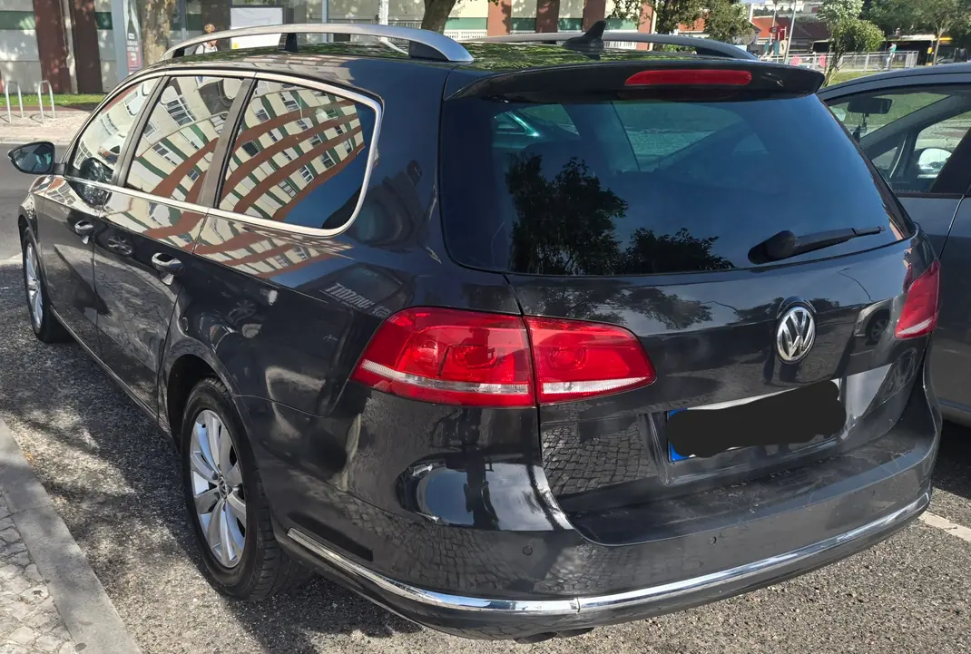 Volkswagen Passat Variant 2012 - 11000 EUR, 210000 km - AUTO.MOTO.pt - 210000km - foto 4 de 9