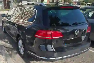 Volkswagen Passat Variant 2012 - 11000 EUR, 210000 km - AUTO.MOTO.pt - 210000km - foto 4 de 9