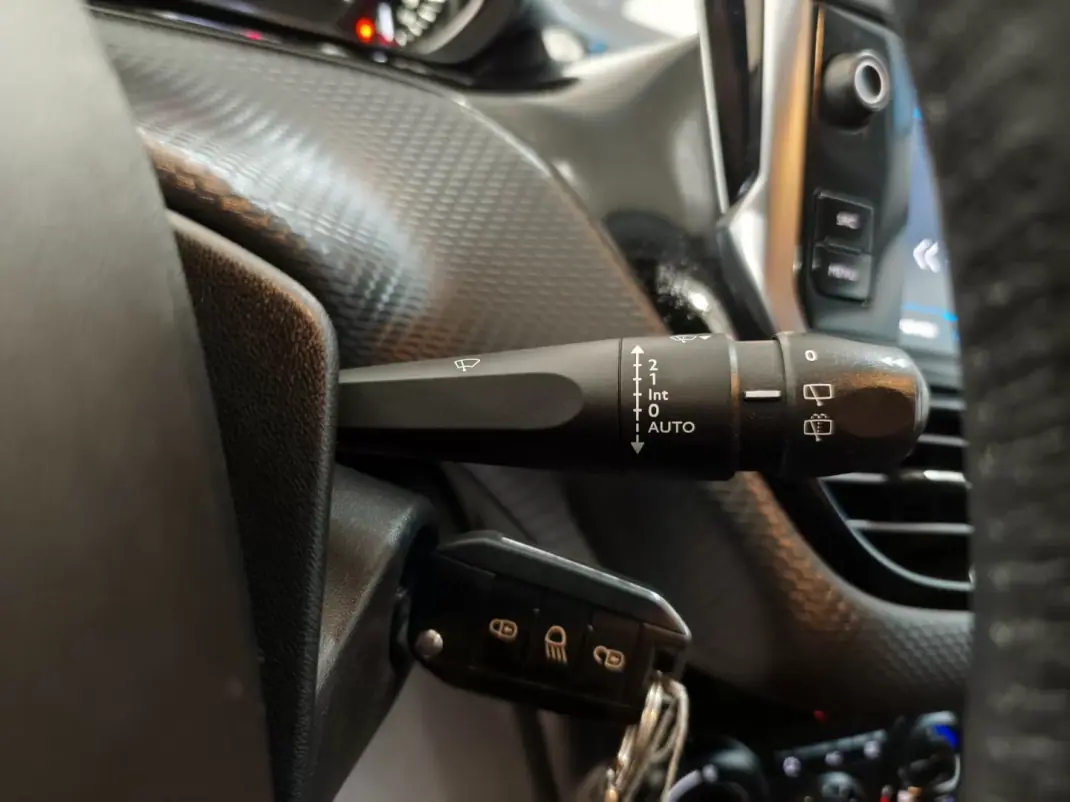 Peugeot 208 2018 - 9850 EUR, 48000 km - AUTO.MOTO.pt - 48000km - foto 16 de 23