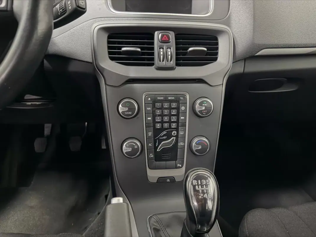 Volvo V40 2015 - 10990 EUR, 187405 km - AUTO.MOTO.pt - 187405km - foto 5 de 18