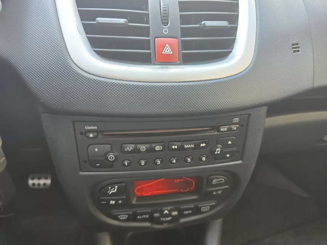 Peugeot 206 2011 - 4000 EUR, 254500 km - 254500km - foto 15 de 18