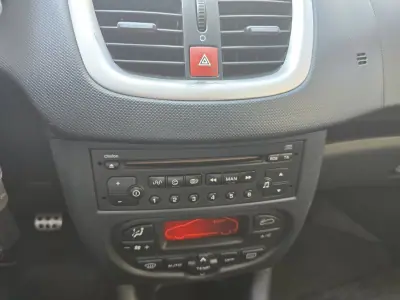 Peugeot 206 2011 - 4000 EUR, 254500 km - AUTO.MOTO.pt - 254500km - foto 15 de 18