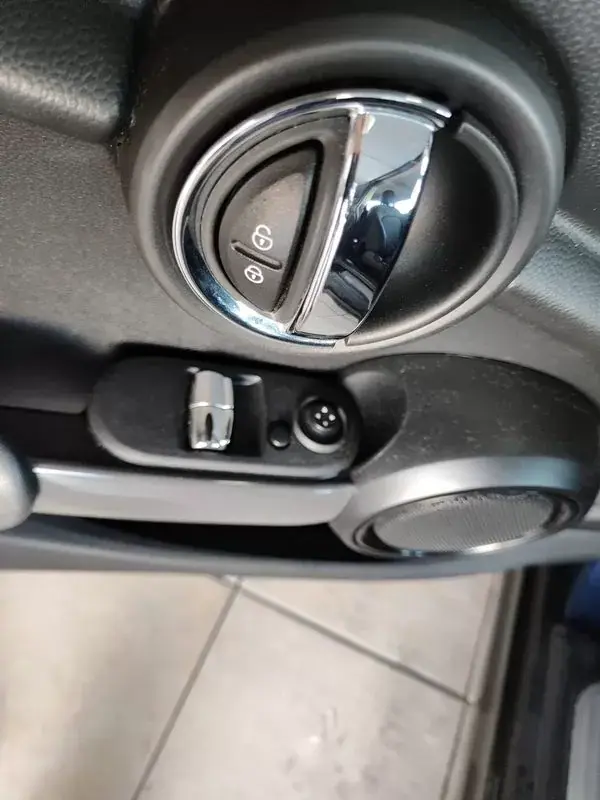 MINI Cooper 2014 - 11100 EUR, 166000 km - AUTO.MOTO.pt - 166000km - foto 21 de 37