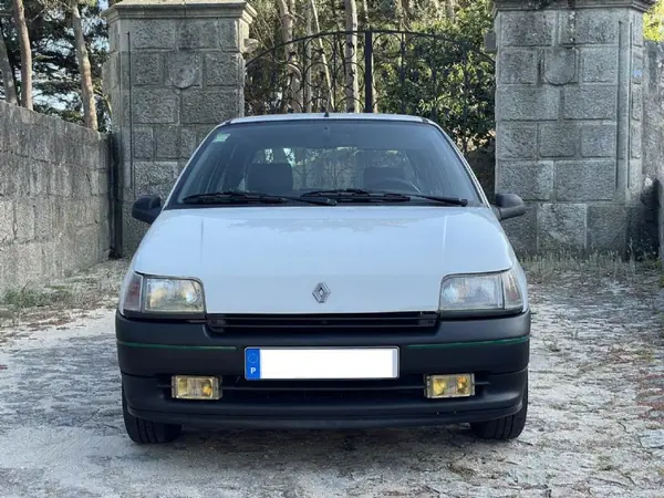 Renault Clio 1993 - 3900 EUR, 283000 km - AUTO.MOTO.pt - 283000km - foto 4 de 39