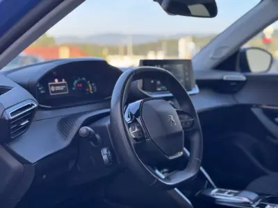 Peugeot e-2008 2022 - 16990 EUR, 109000 km - AUTO.MOTO.pt - 109000km - foto 11 de 12