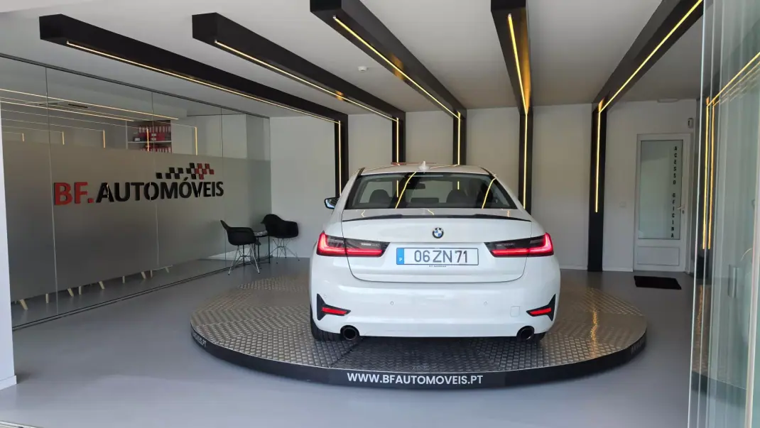 BMW 330 2019 - 22900 EUR, 111028 km - AUTO.MOTO.pt - 111028km - foto 16 de 54