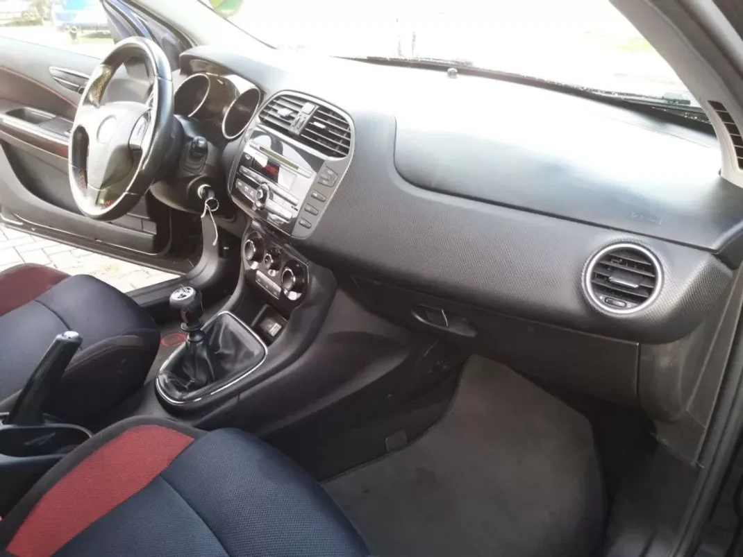 Fiat Bravo 2010 - 7450 EUR, 179975 km - AUTO.MOTO.pt - 179975km - foto 8 de 18