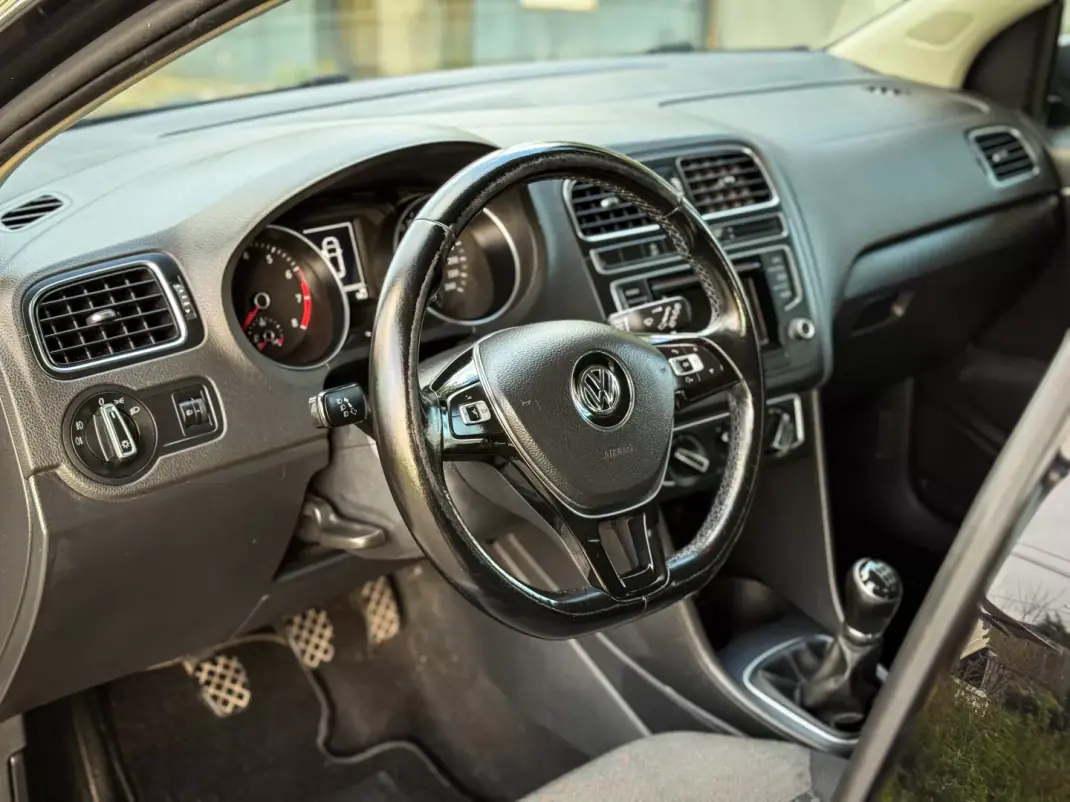 Volkswagen Polo 2016 - 9590 EUR, 130000 km - AUTO.MOTO.pt - 130000km - foto 5 de 12