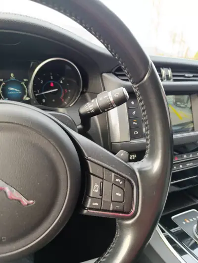 Jaguar XF 2017 - 19900 EUR, 173000 km - AUTO.MOTO.pt - 173000km - foto 15 de 19