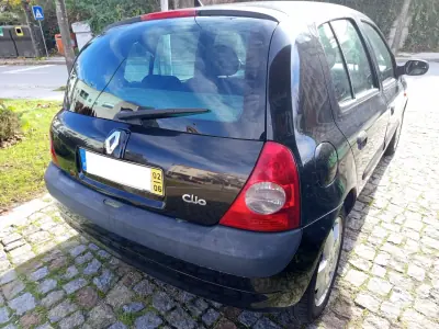 Renault Clio 2002 - 2499 EUR, 222699 km - AUTO.MOTO.pt - 222699km - foto 4 de 9