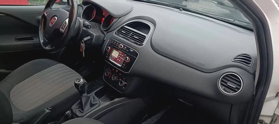 Fiat Punto 2018 - 8750 EUR, 154000 km - AUTO.MOTO.pt - 154000km - foto 8 de 18