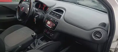 Fiat Punto 2018 - 8750 EUR, 154000 km - AUTO.MOTO.pt - 154000km - foto 8 de 18