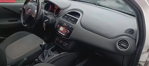 Fiat Punto 2018 - 8750 EUR, 154000 km - AUTO.MOTO.pt - 154000km - foto 8 de 18